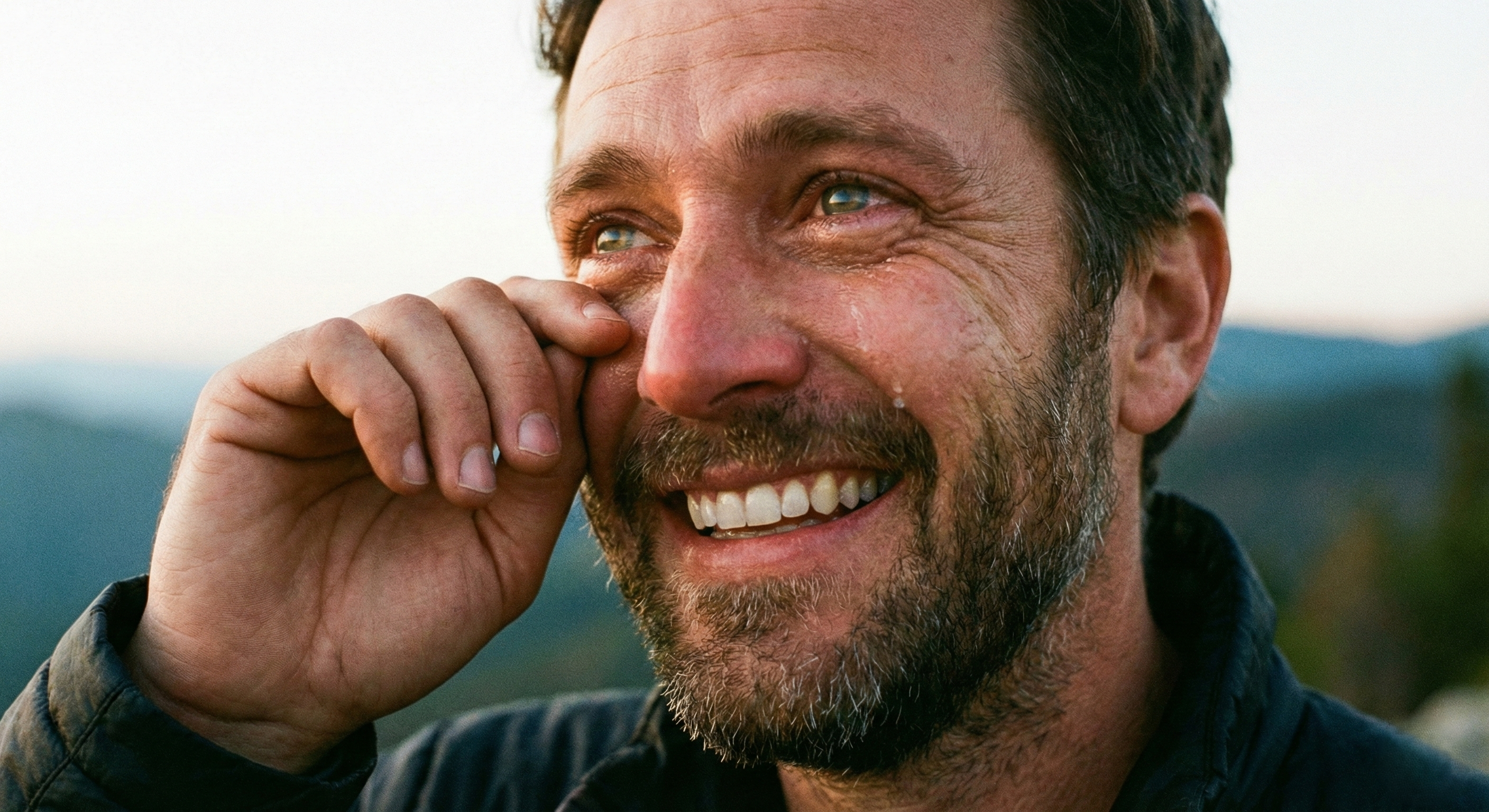 Hombre llora de alegría al superar un momento adverso