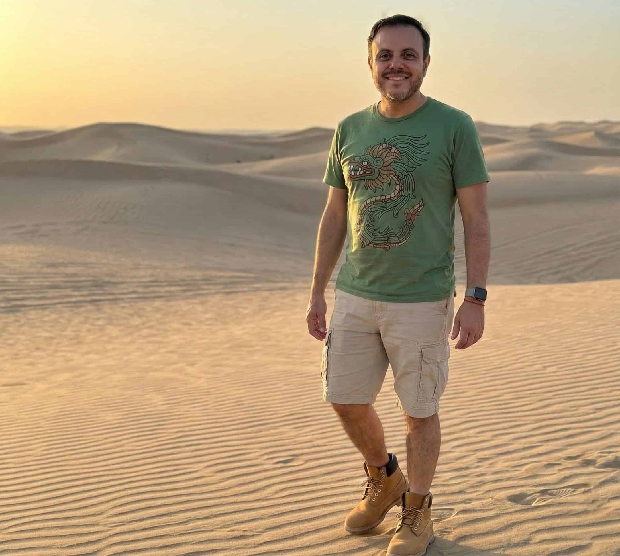 Juan Pablo García se muestra de pie, caminando y sonríe a la cámara mostrando que ha superado su desierto personal y ha salido transformado de éste