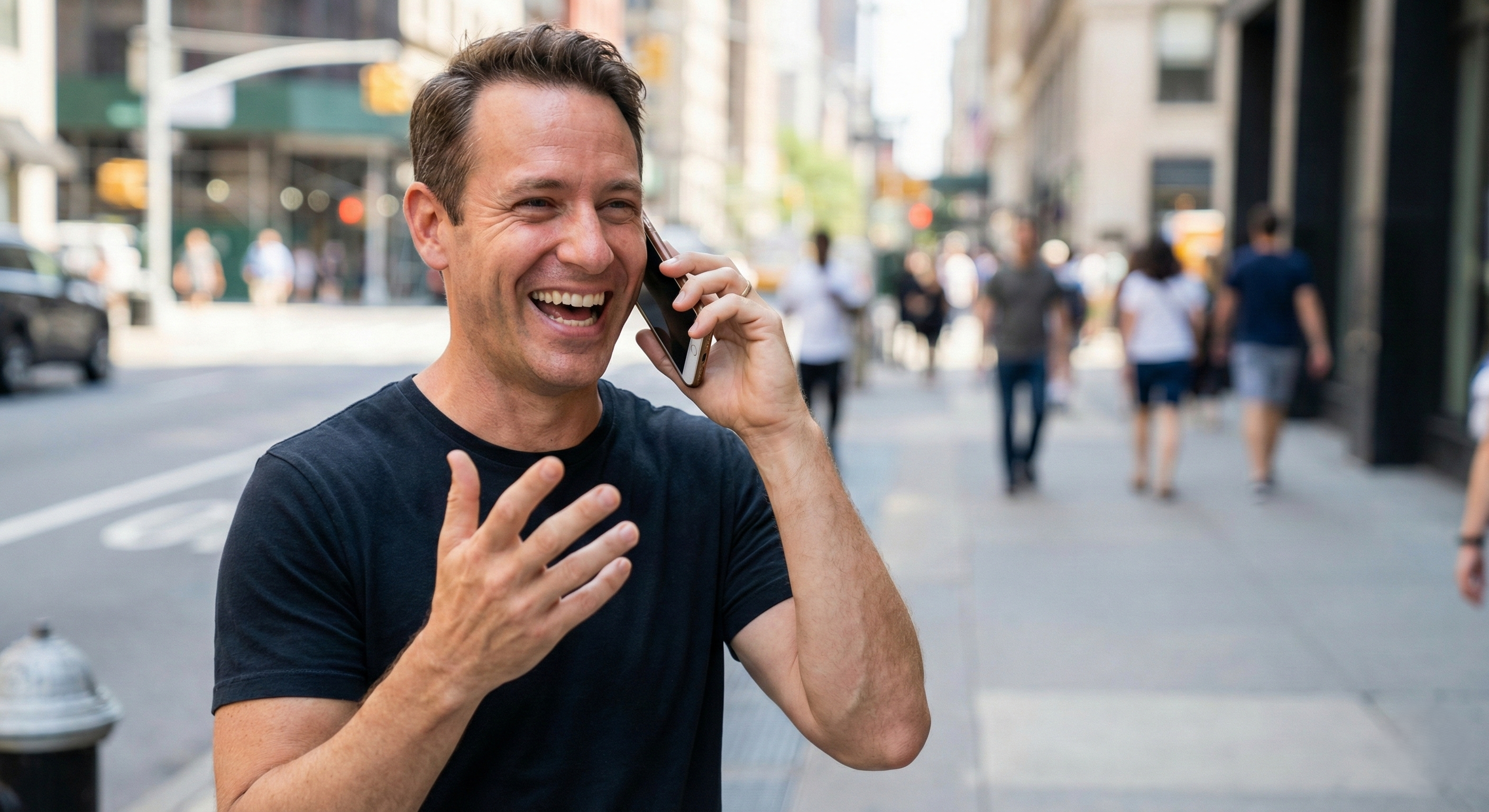 Un hombre comparte un momento significativo a través de una llamada telefónica con su dispositivo móvil.