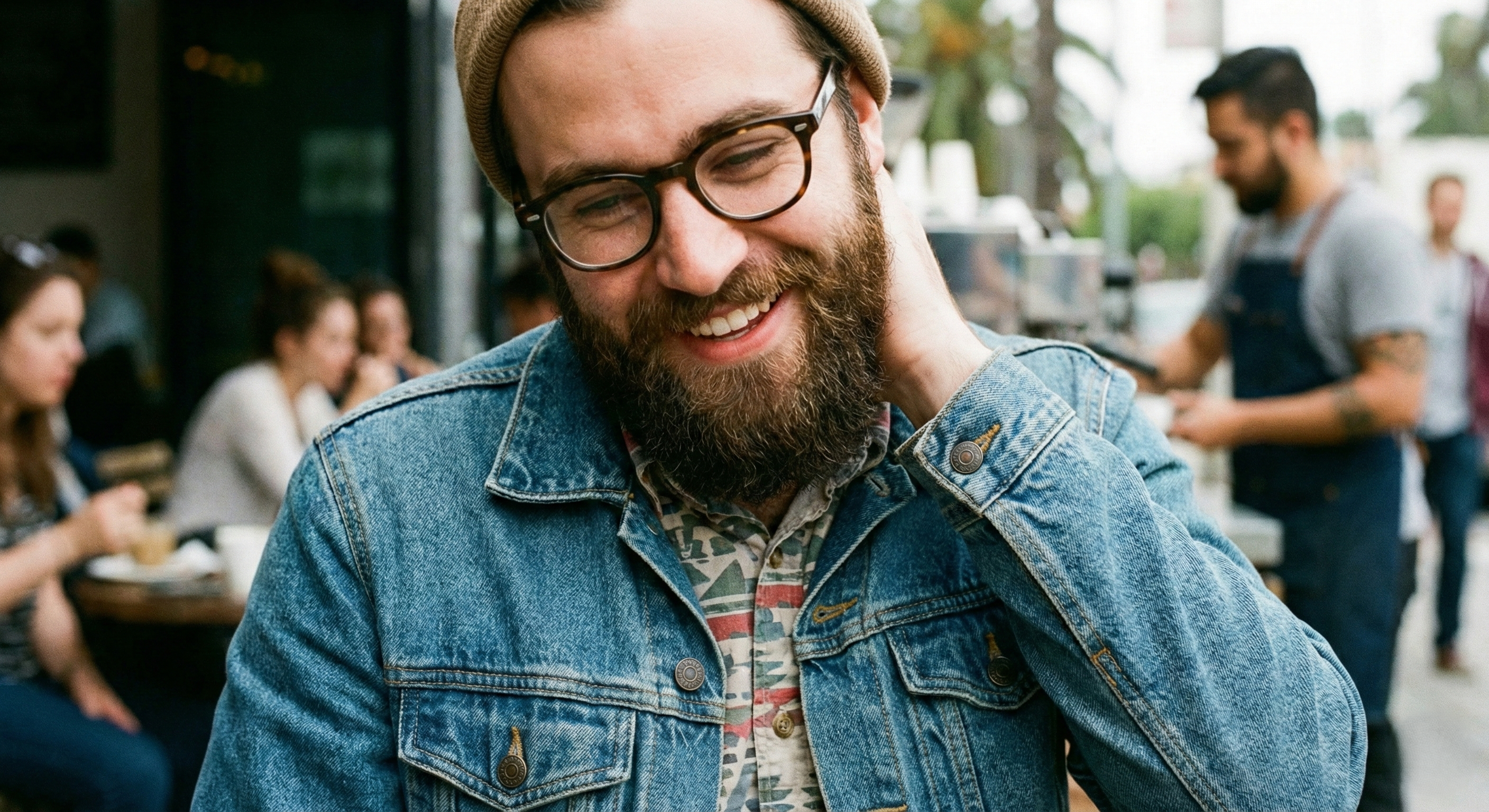 Hombre sonríe después de aceptar un cumplido 