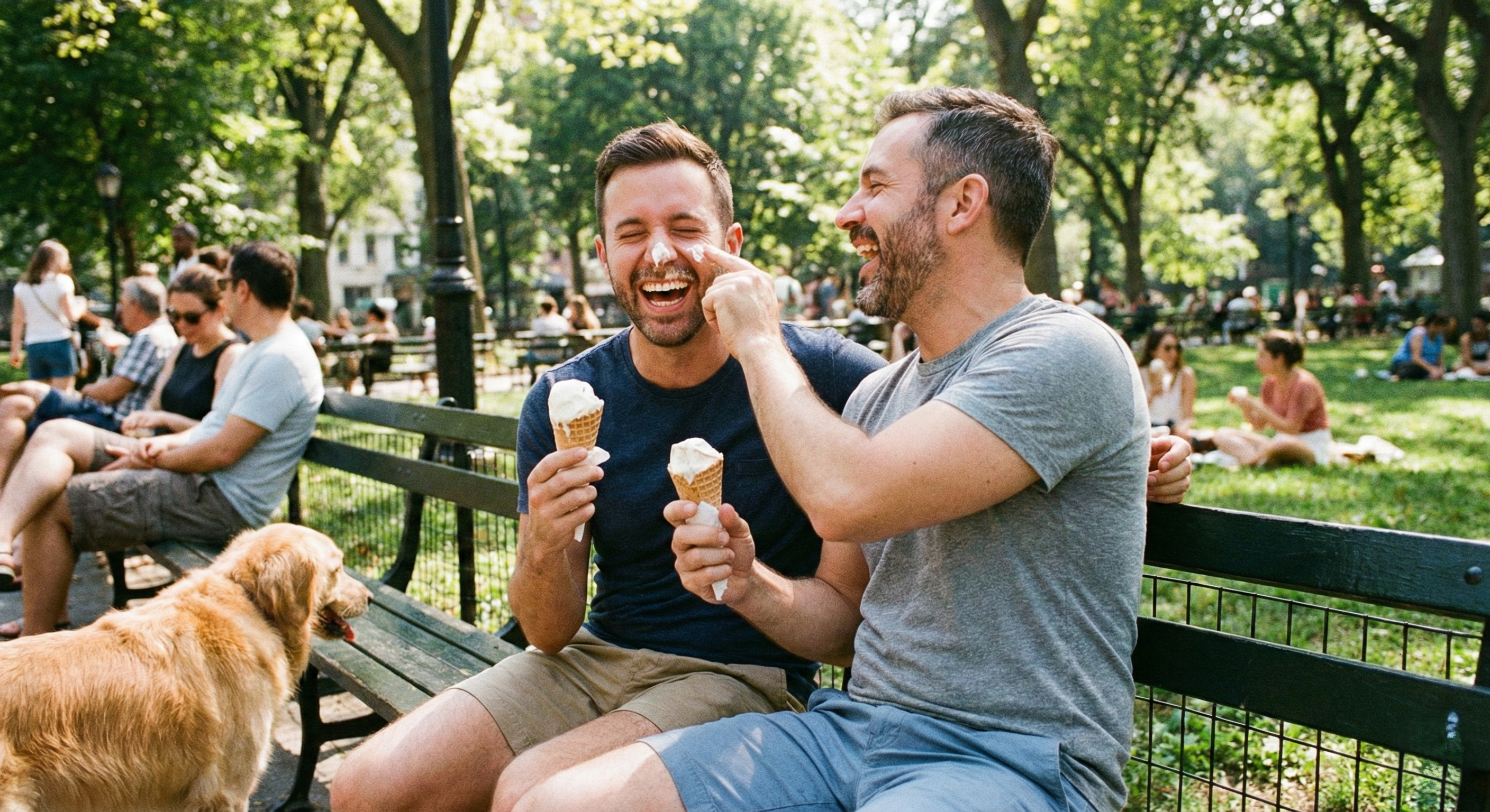 Una pareja disfruta alegremente de un momento en el parque fomentando las relaciones significativas