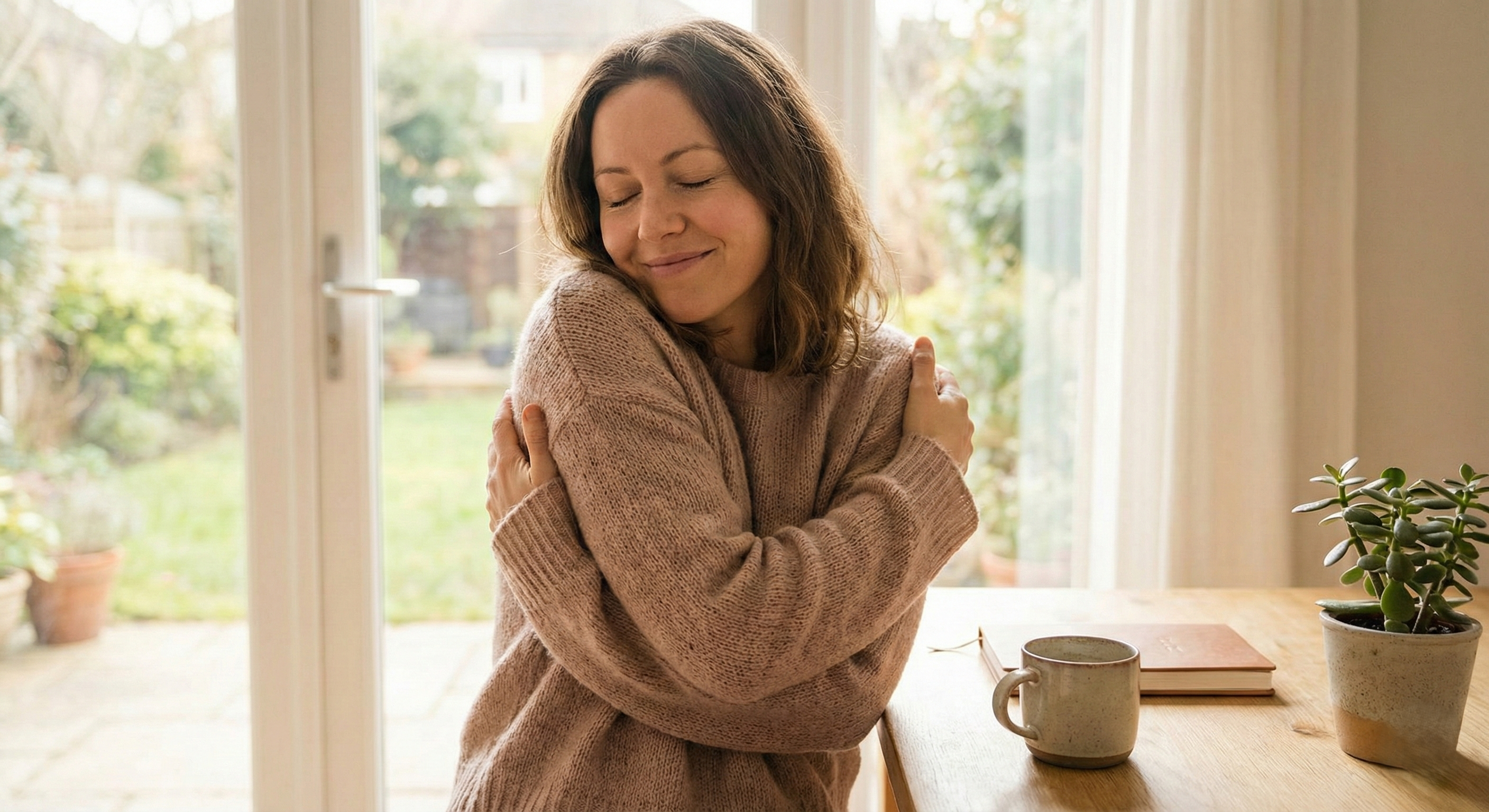 Mujer se auto abraza como signo de amor propio